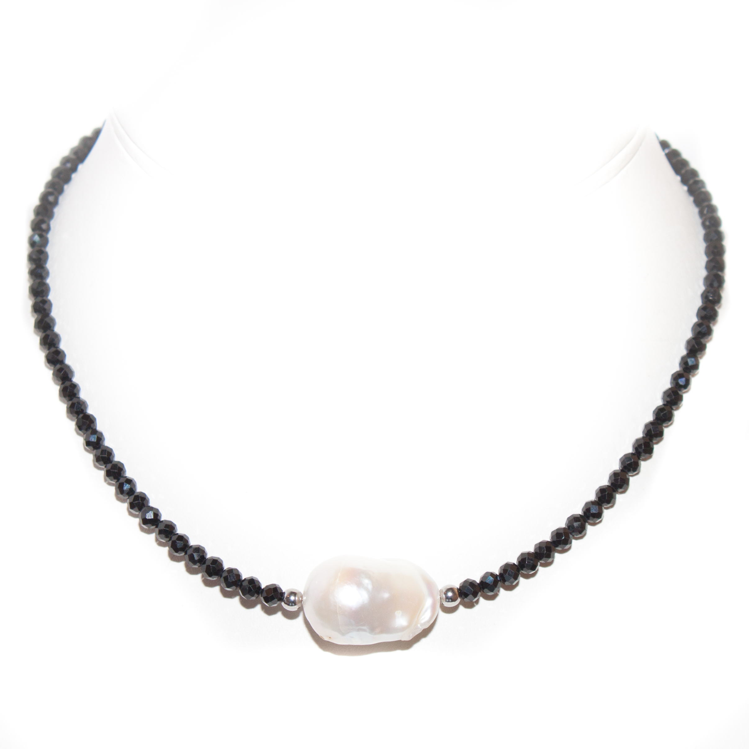 Barokní perla na spinelu (černý diamant)